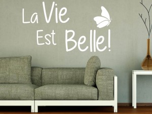 Muursticker "La Vie Est Belle!" met vlinder