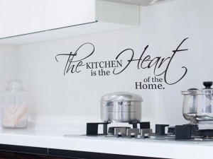 Muursticker "The kitchen is the heart of the home"