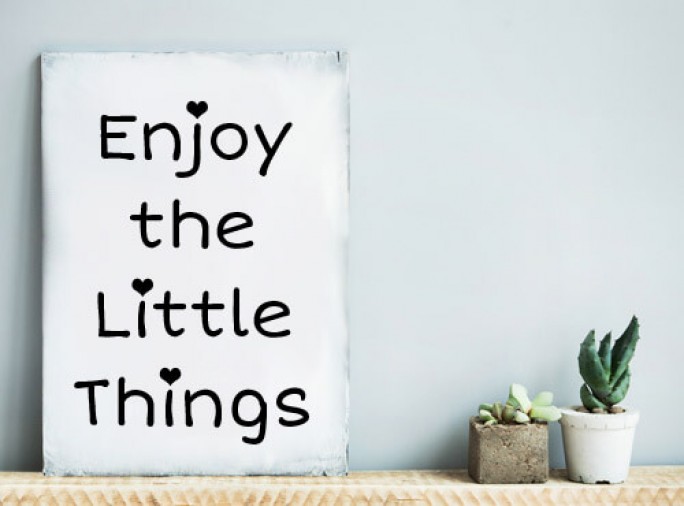 Muursticker "Enjoy The Little Things" met hartjes
